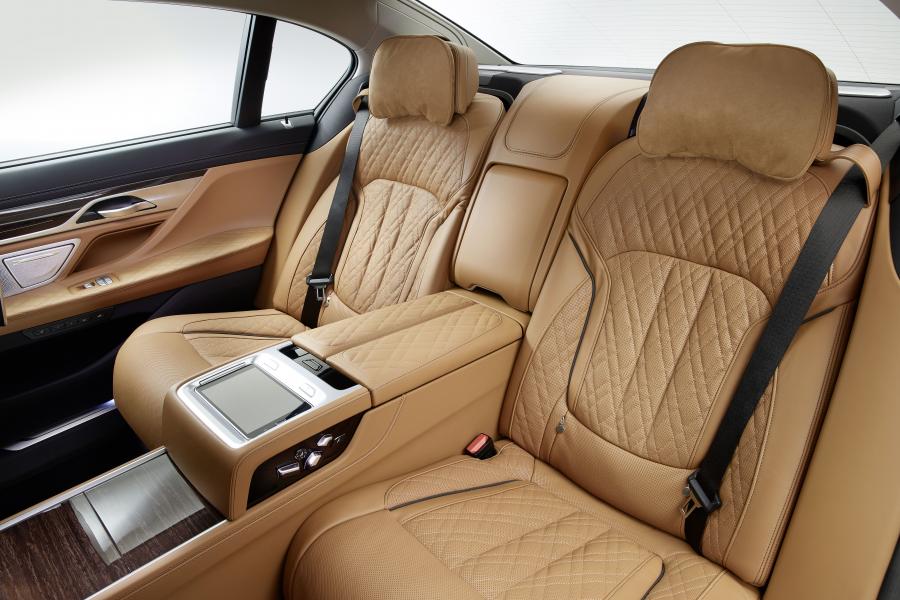 Интерьер BMW 750Li xDrive (G12) 2019 года  (WW) (фото 25 из 164)